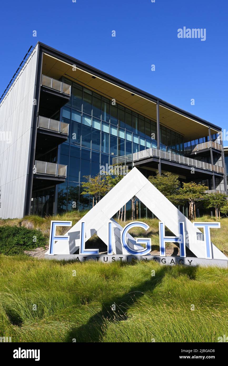 TUSTIN, CALIFORNIE - 5 JUIN 2022 : panneau au vol de Tustin Legacy. Le campus compte onze bâtiments sur 20 hectares : des bureaux de 4 étages, une salle de restauration, Banque D'Images