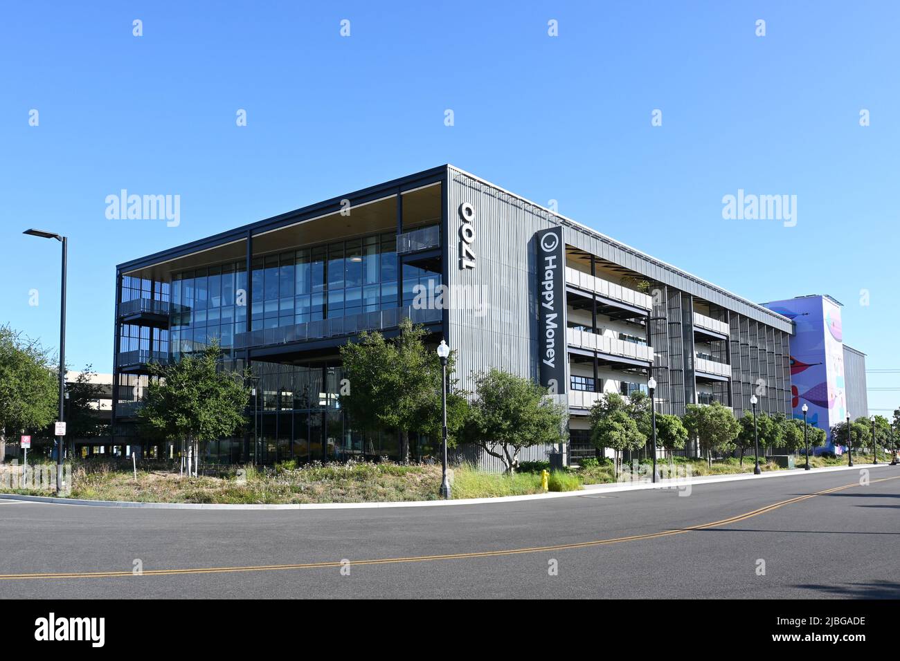 TUSTIN, CALIFORNIE - 5 JUIN 2022 : le vol à Tustin Legacy. Le campus compte onze bâtiments sur 20 hectares : des bureaux de 4 étages, un Food Hall, Confere Banque D'Images