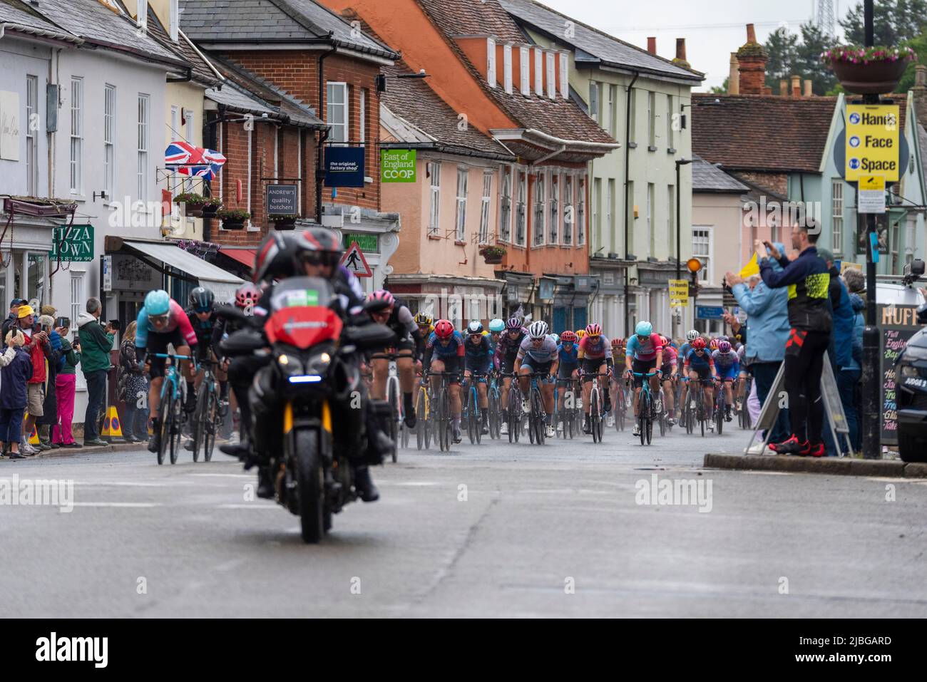 High Street, Hadleigh, Suffolk, Royaume-Uni. 6th juin 2022. La course cycliste UCI Women’s Tour a commencé avec les meilleurs pilotes du monde au départ de Colchester pour la phase 1 142km à travers la campagne Essex et Suffolk jusqu’à la fin à Bury St. Edmunds. Une section de sprint s'est terminée dans la haute rue d'Hadleigh sous la pluie, gagnée par Maike van der Duin du Col Wahoo (à gauche), devant Alison Jackson et Laura Tomasi. Des spectateurs ont bordé la rue pour encourager les coureurs Banque D'Images High Street, Hadleigh, Suffolk, Royaume-Uni. 6th juin 2022. La course cycliste UCI Women’s Tour a commencé avec les meilleurs pilotes du monde au départ de Colchester pour la phase 1 142km à travers la campagne Essex et Suffolk jusqu’à la fin à Bury St. Edmunds. Une section de sprint s'est terminée dans la haute rue d'Hadleigh sous la pluie, gagnée par Maike van der Duin du Col Wahoo (à gauche), devant Alison Jackson et Laura Tomasi. Des spectateurs ont bordé la rue pour encourager les coureurs Banque D'Images