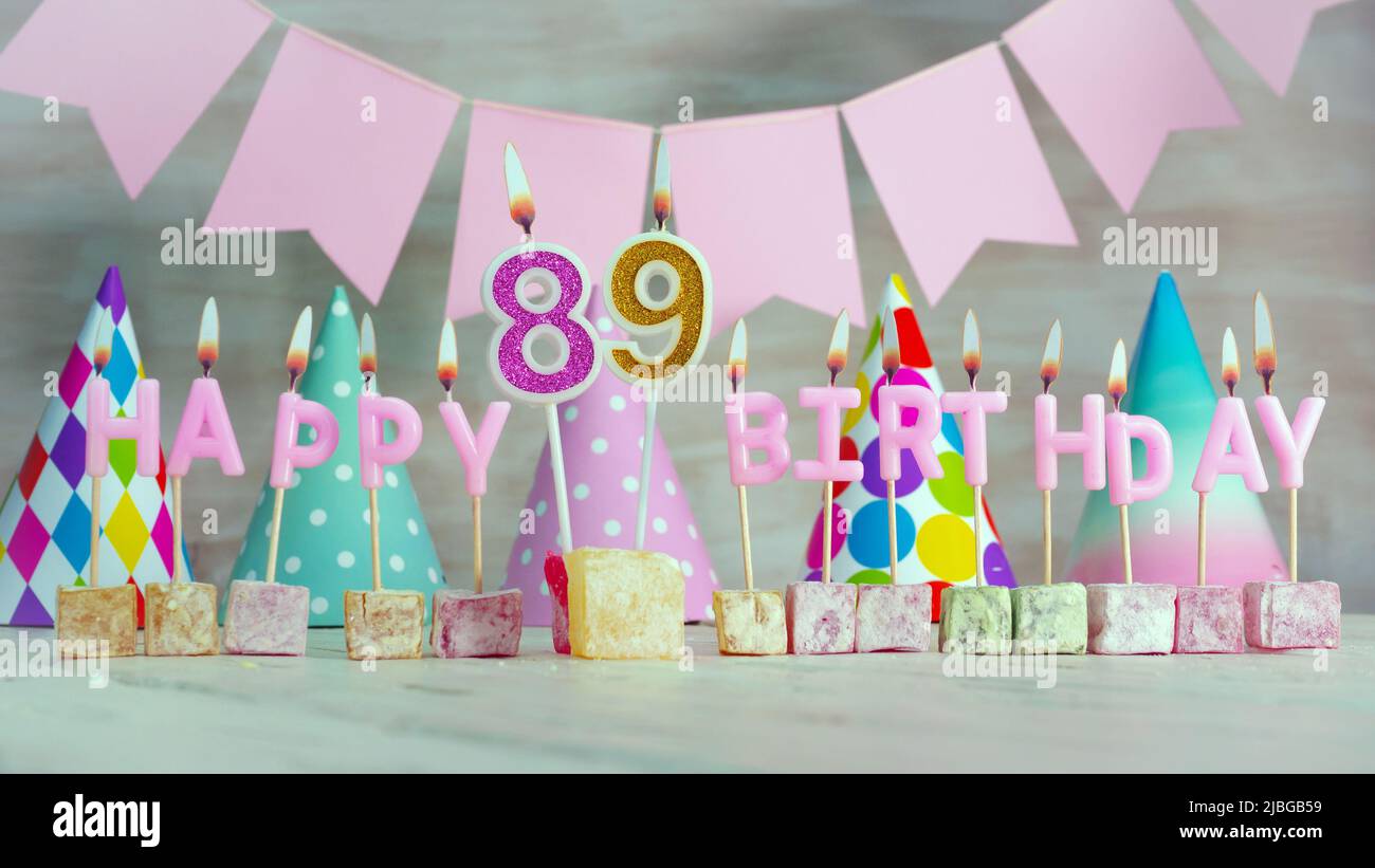 Joyeux anniversaire dans des couleurs pastel roses pour une fille ou une femme. Carte de voeux pour joyeux anniversaire. Banque D'Images