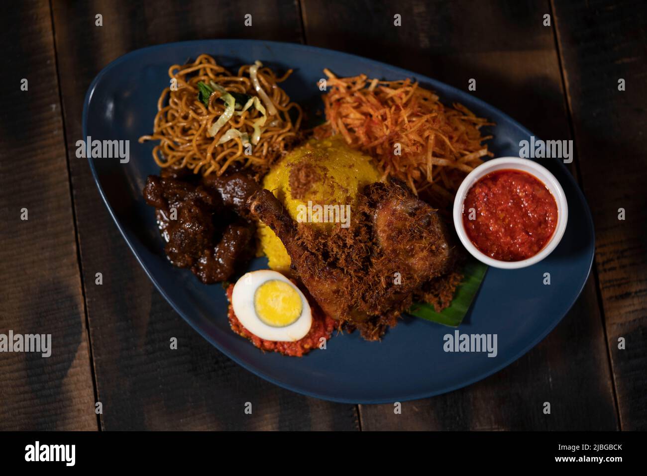 Nasi Kuning ou riz jaune indonésien dans du lait de noix de coco parfumé et du Turmeric Banque D'Images