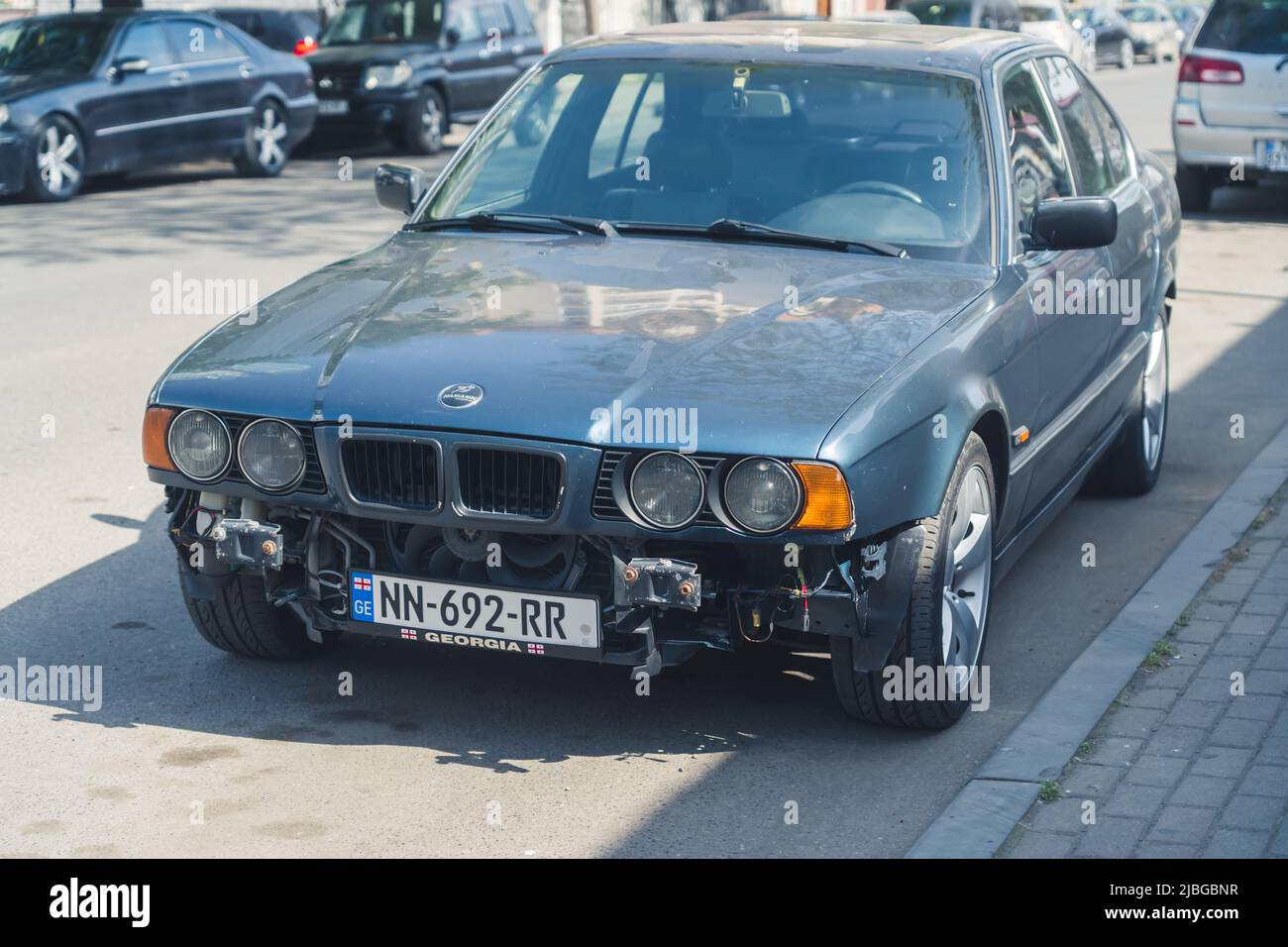 16.05.2022. Batumi, Géorgie. Une voiture sans pare-chocs dans la rue, plaque d'immatriculation géorgienne, Géorgie, Europe. Photo de haute qualité Banque D'Images