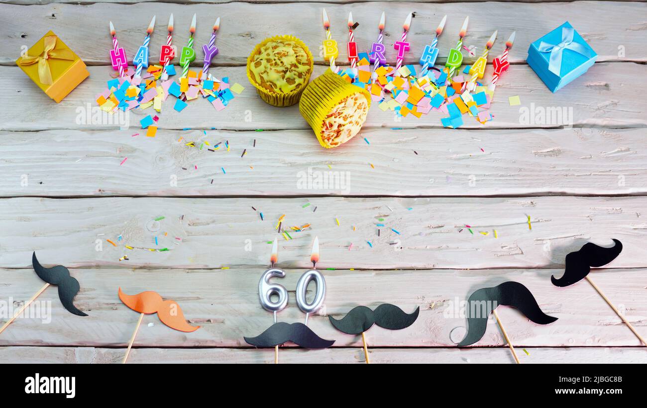 Anniversaire. Vue de dessus bougies d'anniversaire joyeux, gagner de l'espace. Moustache barber shop félicitations pour votre anniversaire. Banque D'Images