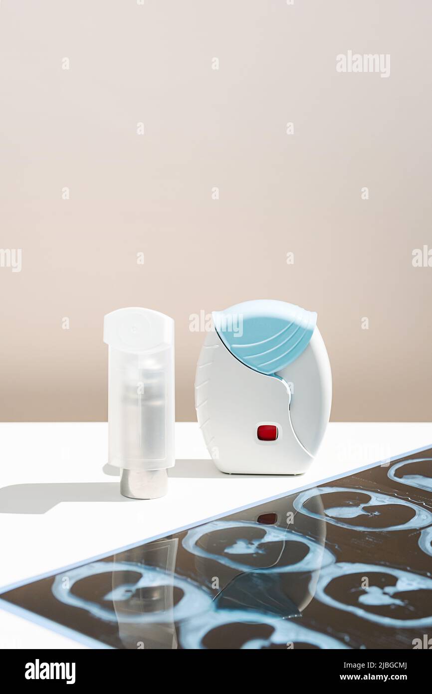 Certains inhalateurs d'asthme et scanner les poumons sur la table blanche. Aérosol pour inhalation pour traiter l'inflammation pulmonaire et prévenir l'asthme attaque. Banque D'Images