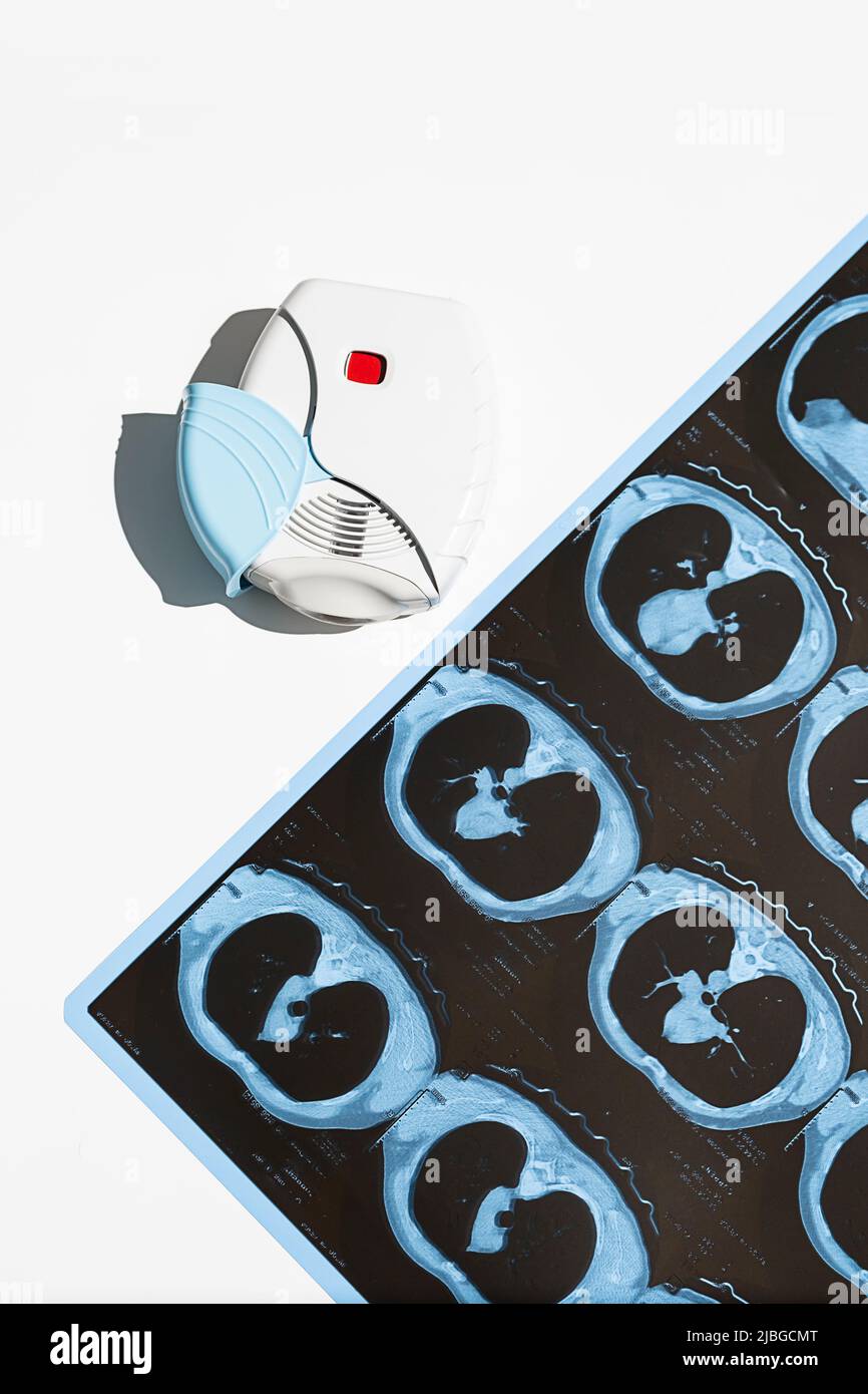 Inhalateur pour asthme et scanner des poumons sur la table blanche. Aérosol pour inhalation pour traiter l'inflammation pulmonaire et prévenir l'asthme attaque. Banque D'Images
