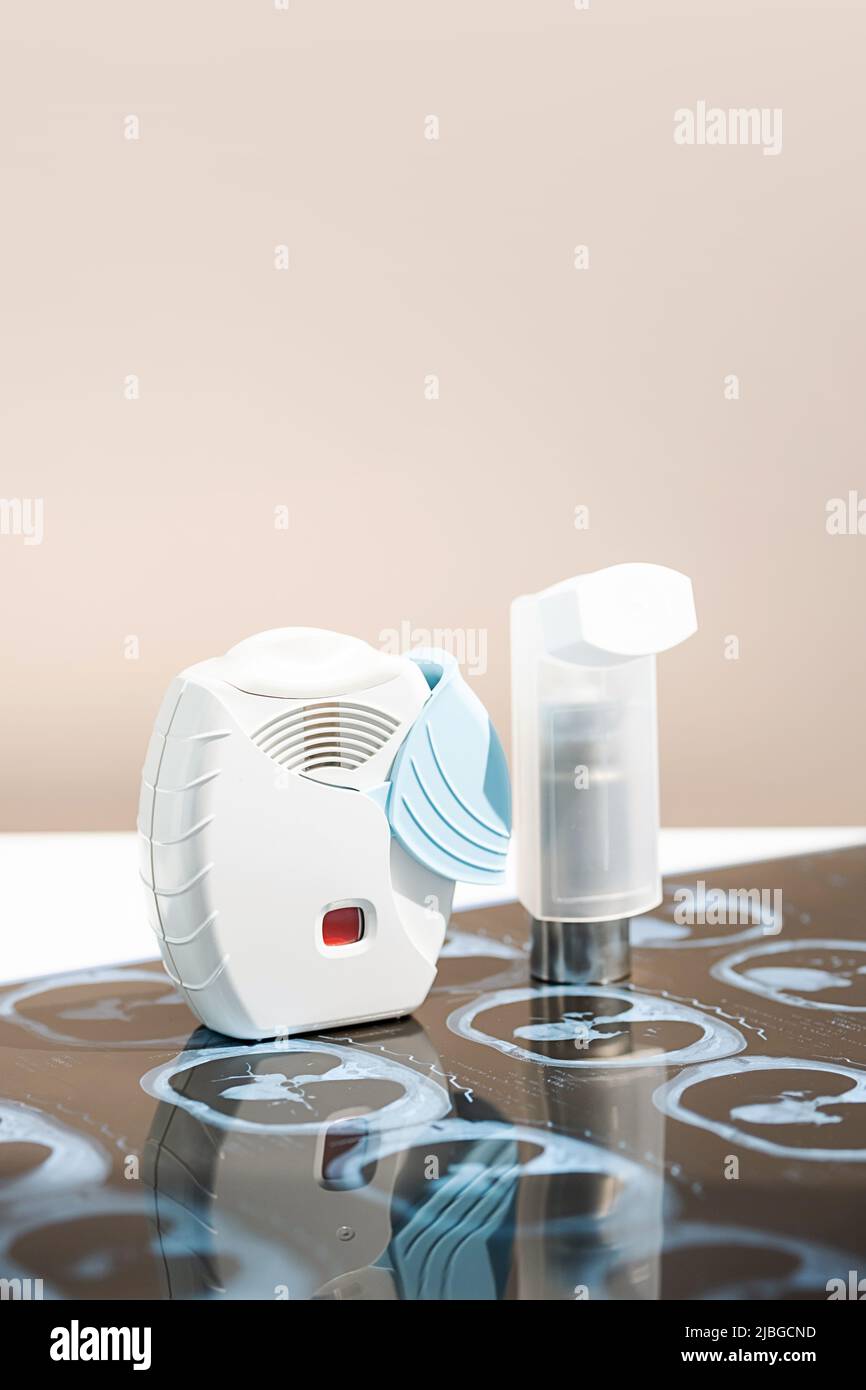 Certains inhalateurs d'asthme et scanner les poumons sur la table blanche. Aérosol pour inhalation pour traiter l'inflammation pulmonaire et prévenir l'asthme attaque. Banque D'Images