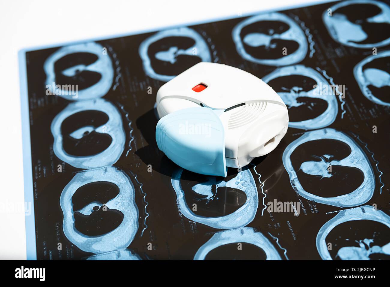 Inhalateur pour asthme et scanner des poumons sur la table blanche. Aérosol pour inhalation pour traiter l'inflammation pulmonaire et prévenir l'asthme attaque. Banque D'Images