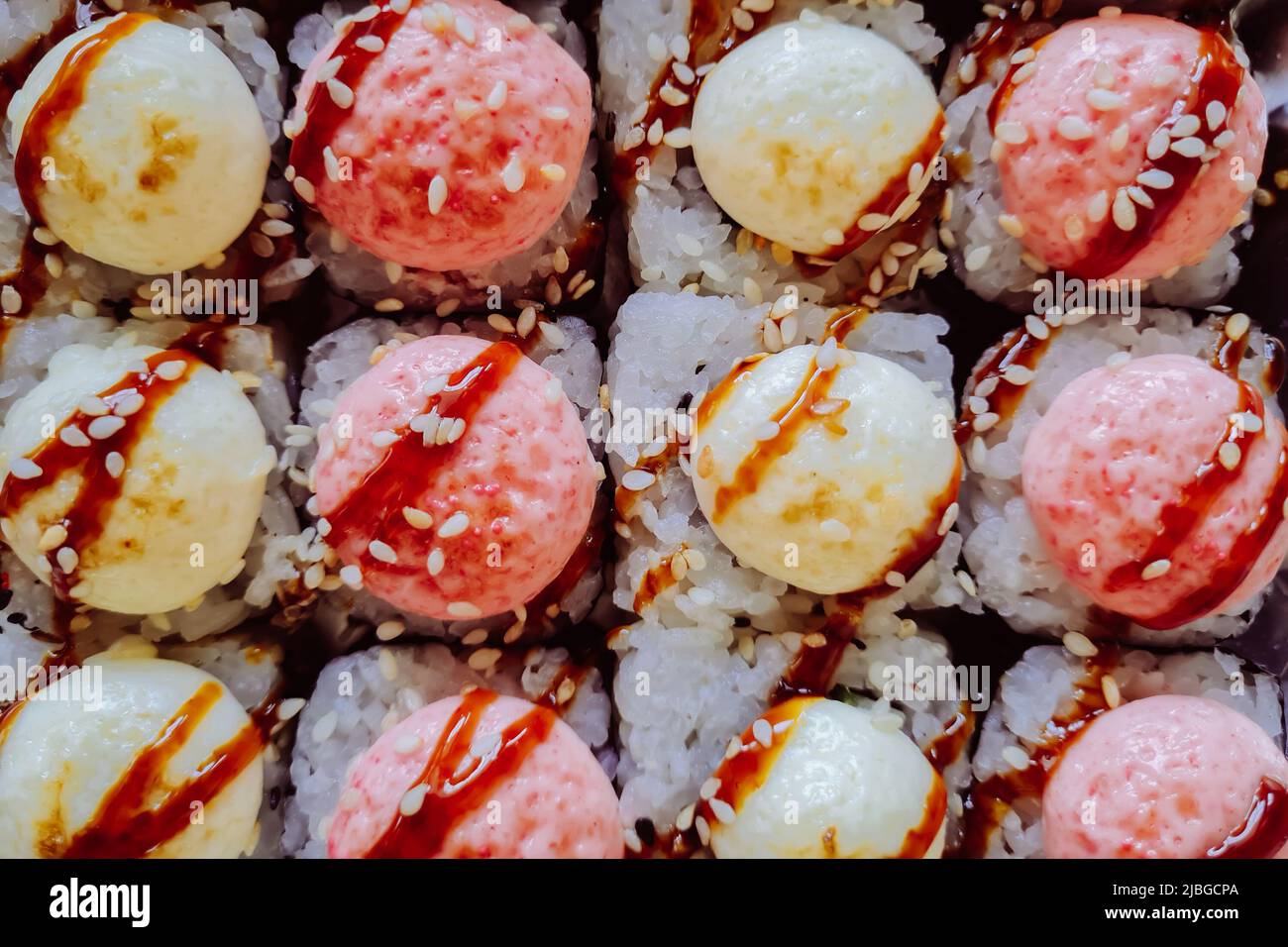 Ensemble de petits pains à sushis en gros plan. Texture des aliments. Banque D'Images