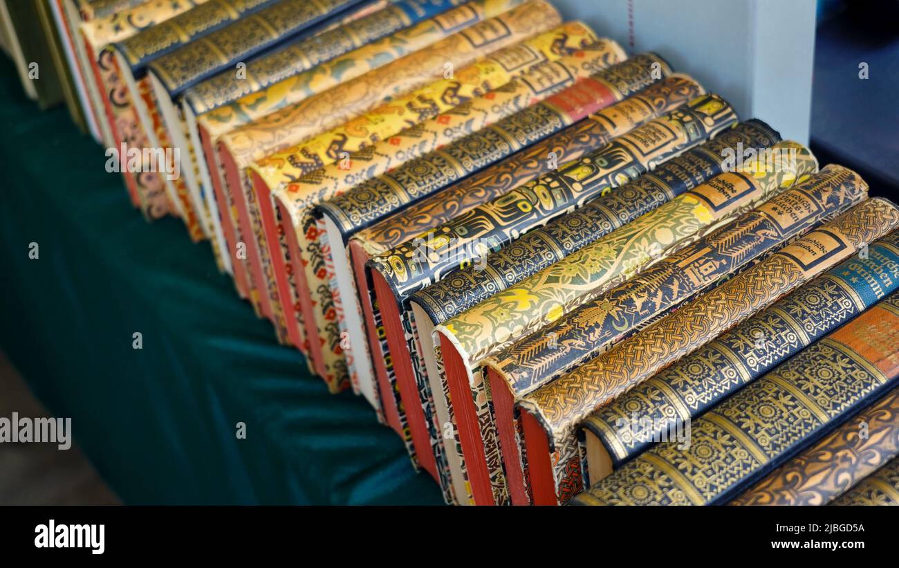 Divers livres anciens exposés à la foire de livres en plein air 'Bücherbummel auf derD' à Königsallee à Düsseldorf/Allemagne. Banque D'Images