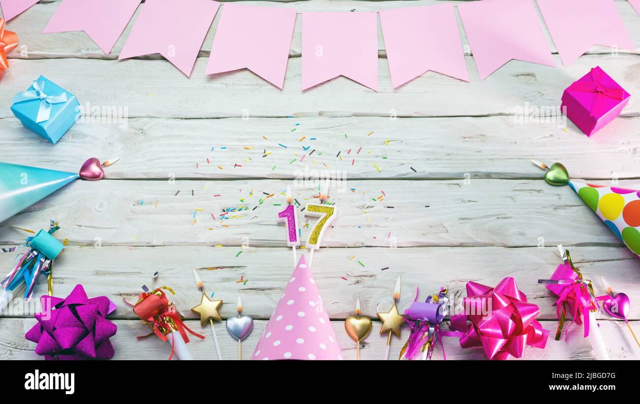 17 Numero 17 En Lettres D Or Sur Une Porte En Bois Photo Stock Alamy