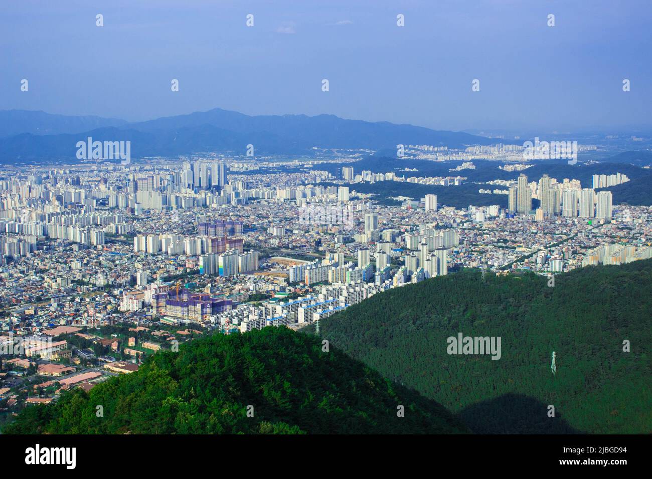 L'image du paysage urbain du sommet de la montagne Apsan à Daegu, en Corée. Banque D'Images