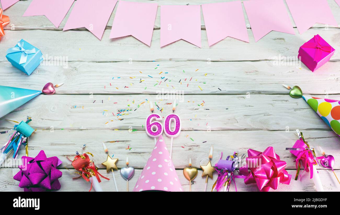 Joyeux anniversaire. CopySpace. Belle carte dans des couleurs rose pastel pour une femme ou une fille. Décorations espace festif pour votre texte. Banque D'Images
