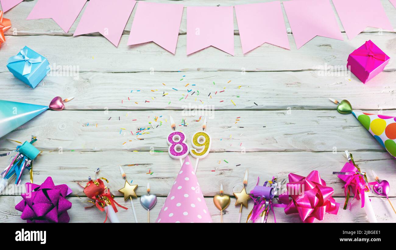 Joyeux anniversaire. CopySpace. Belle carte dans des couleurs rose pastel pour une femme ou une fille. Décorations espace festif pour votre texte. Banque D'Images