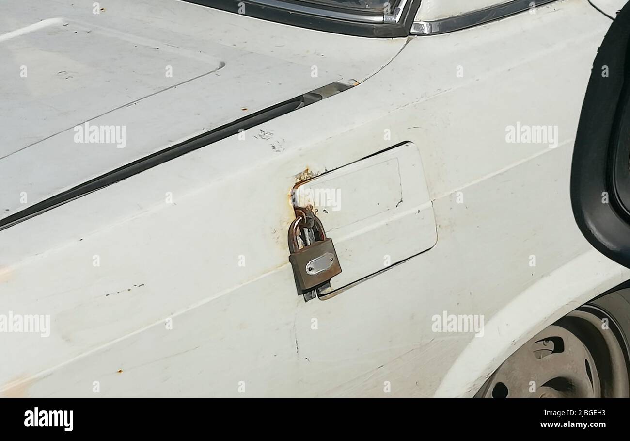 Cadenas sur le bouchon du réservoir de carburant d'une voiture Banque D'Images
