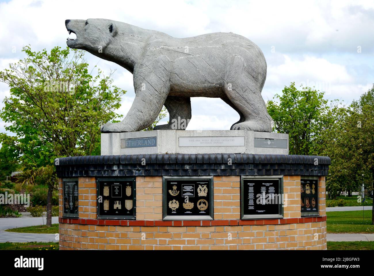 Le Monument commémoratif en bois sculpté de l'ours polaire à l'infanterie 49th, West Riding Division, à l'Arboretum du Mémorial national, Staffordshire, Angleterre, Royaume-Uni Banque D'Images