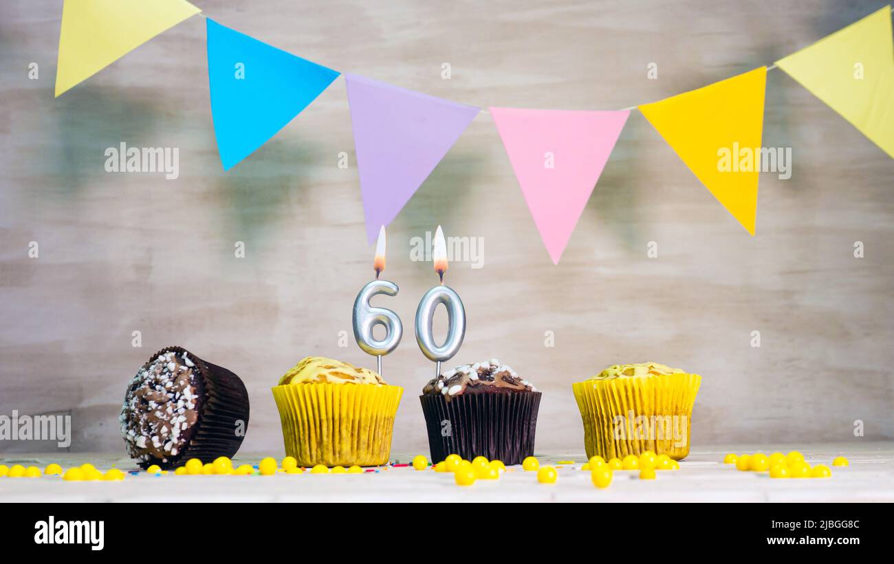 Arrière-plan anniversaire avec numéro. Belle carte d'anniversaire avec guirlandes colorées, un muffin avec une bougie imitateur. Banque D'Images