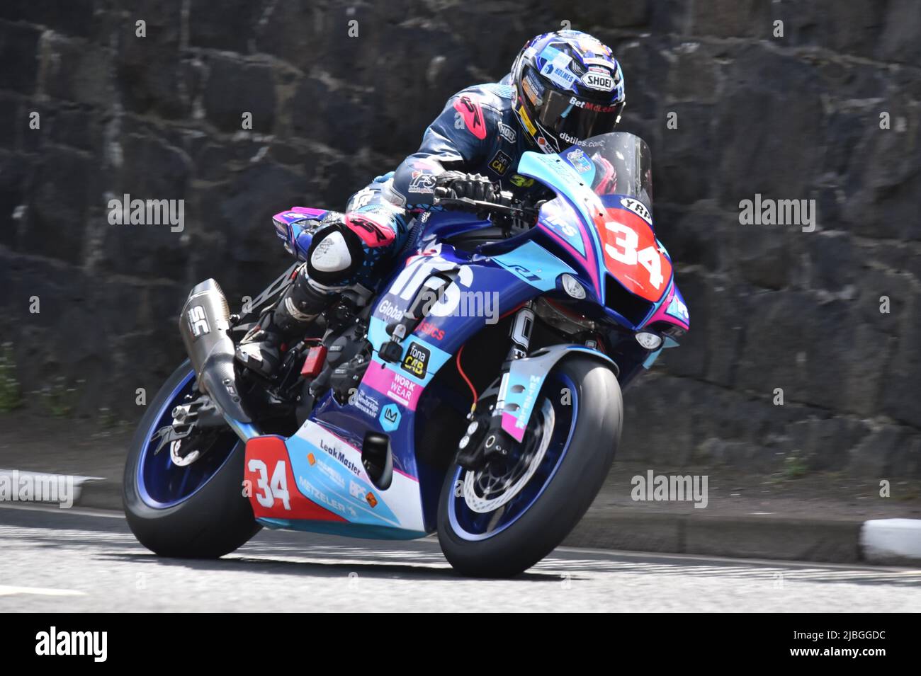 Alastair Seeley, champion de moto, tire sous le pont ferroviaire en direction de Black Hill aux courses internationales 200 du Nord-Ouest en 2022 Banque D'Images