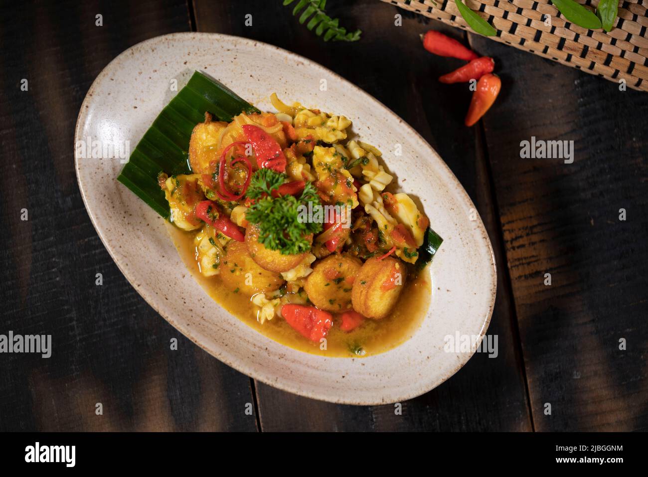 Calamari sucré et épicé au tofu Banque D'Images