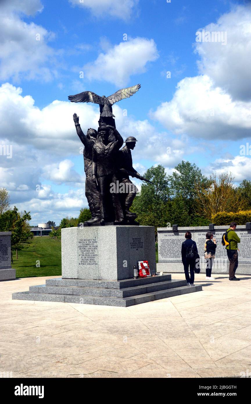 Mémorial de la statue de bronze des forces armées polonaises pendant la Seconde Guerre mondiale à l'Arboretum du Mémorial national, Staffordshire, Angleterre, Royaume-Uni Banque D'Images
