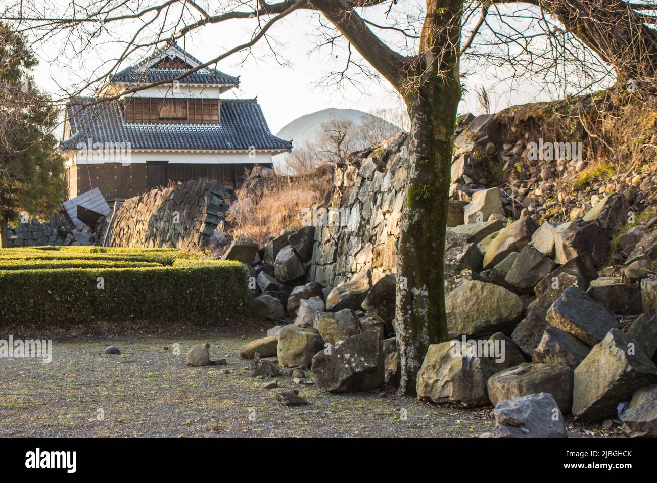 Kumamoto, Japon - 6 janvier 2018 : l'image du jardin à l'intérieur du château de Kumamoto en 2018. Le mur du château est endommagé en raison du tremblement de terre de Kumamoto. Banque D'Images