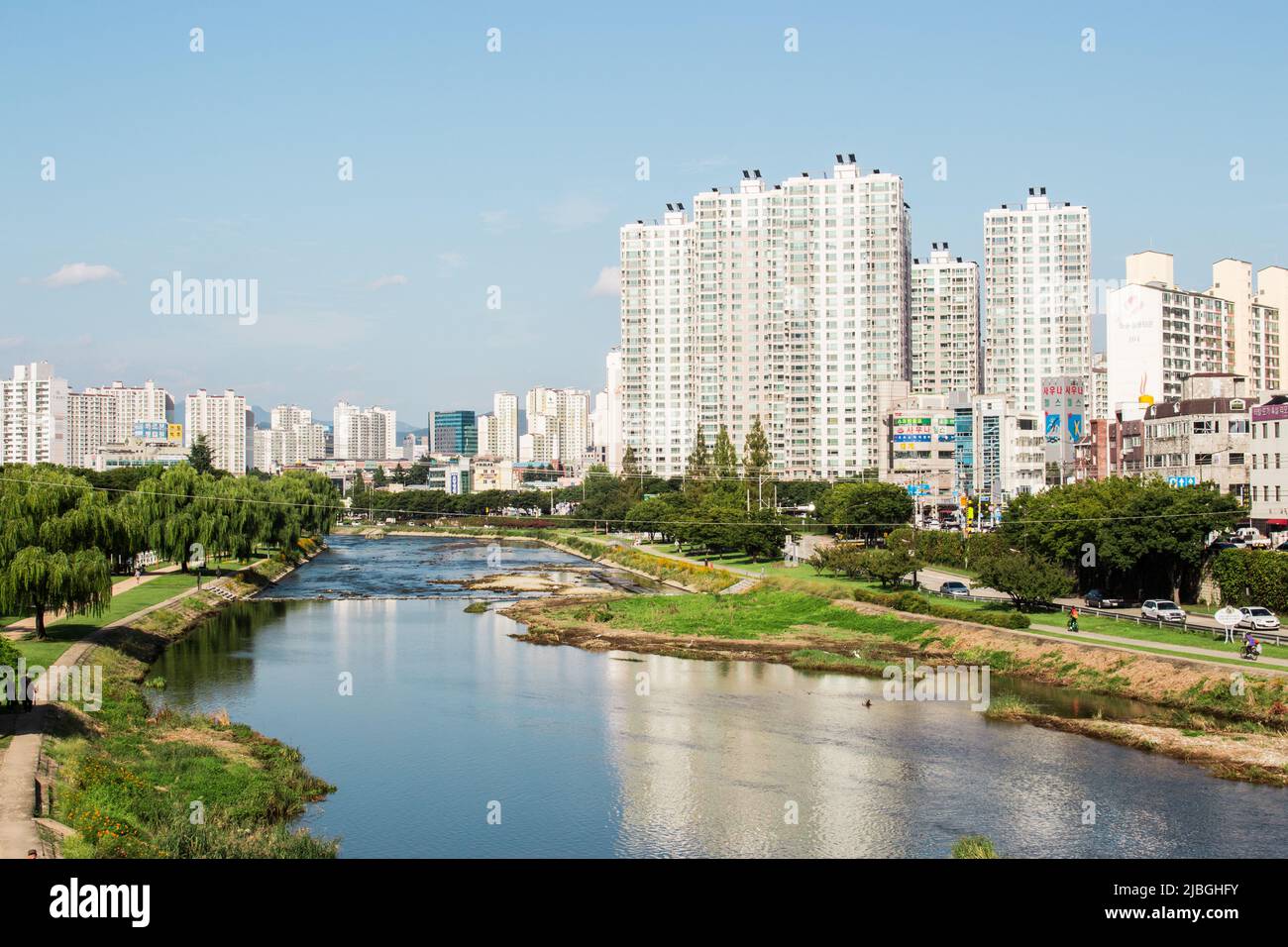 Daegu, Corée du Sud - 22 septembre 2018 : centre-ville et rivière Sincheon. Daegu est une grande ville industrielle (Samsung et Kolon ont été fondés) Banque D'Images