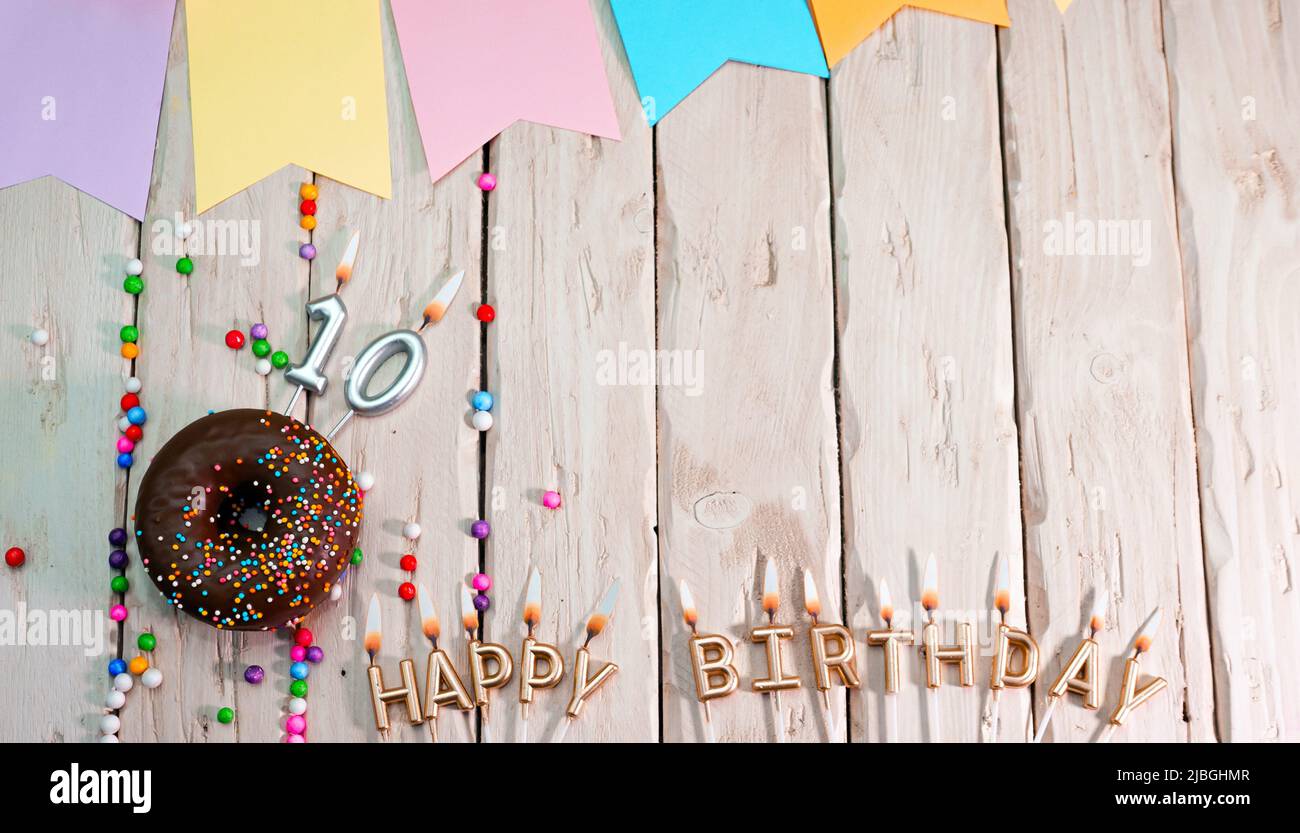 Anniversaire avec numéro. Beignet sur la table de fête. Joyeux anniversaire félicitations vue du dessus. Carte d'anniversaire avec de belles décorations sur un blanc Banque D'Images