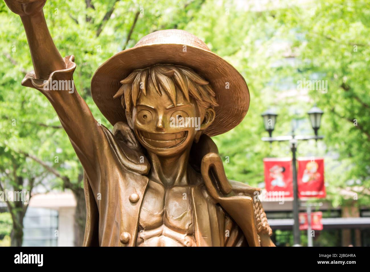 Statue de Monkey D. Luffy devant le bureau du gouvernement de la préfecture de Kumamoto. Il est le personnage de la célèbre bande dessinée JP 'One Piece' par Eiichiro Oda Banque D'Images