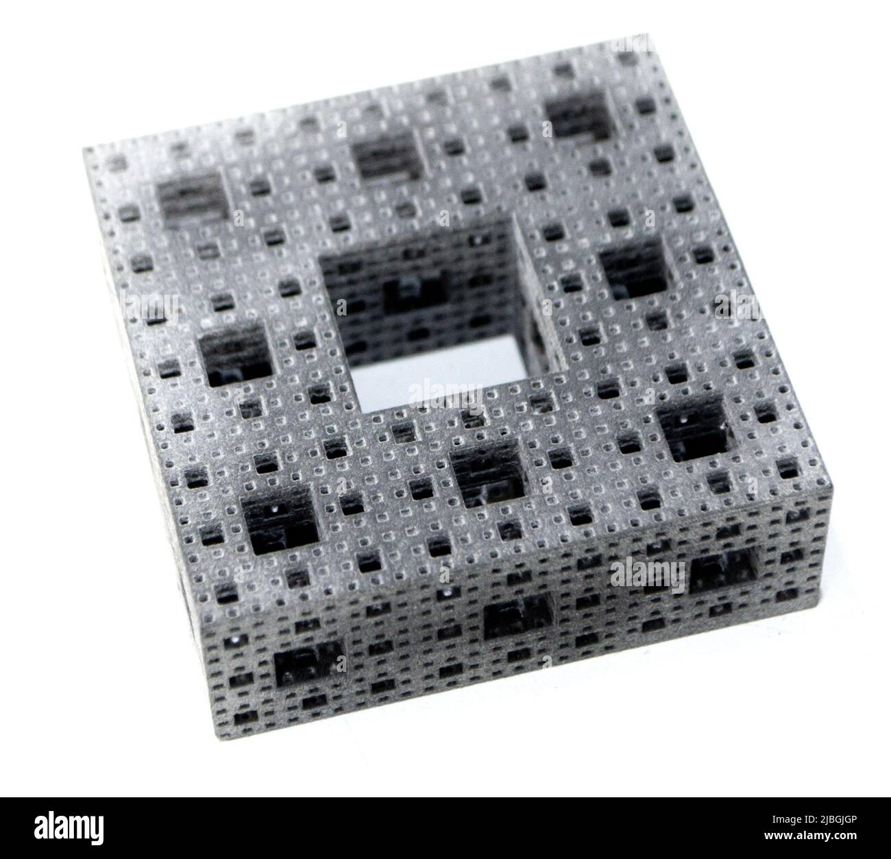 Modèle abstrait imprimé sur une imprimante 3D à partir de matériaux durs isolés sur fond blanc gros plan. Automatisation additive fabrication 3D technologie d'impression. Concept nouvelles technologies modernes d'impression 3D. Banque D'Images