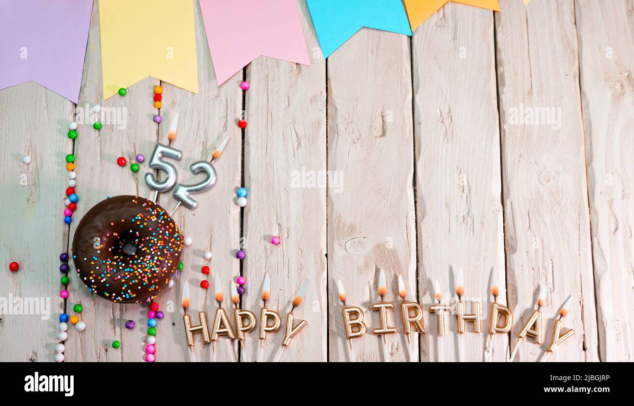 Anniversaire avec numéro. Beignet sur la table de fête. Joyeux anniversaire félicitations vue du dessus. Carte d'anniversaire avec de belles décorations sur un blanc Banque D'Images