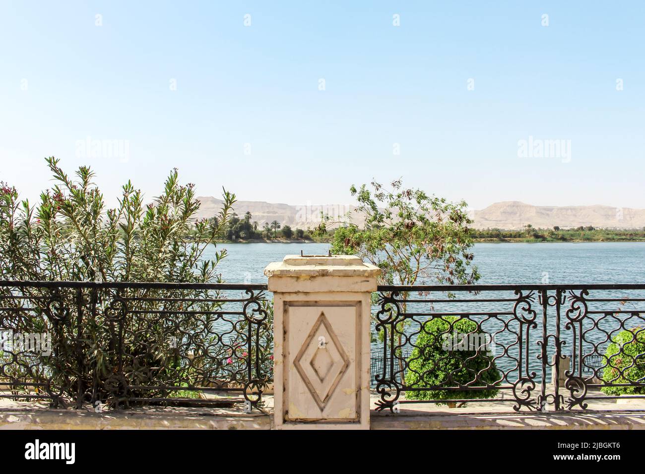 Garde de sécurité avec un motif élégant et paysage marin de la rue côtière, Louxor, Egypte. Il y a le Nil et la vallée des Rois en arrière-plan. Banque D'Images
