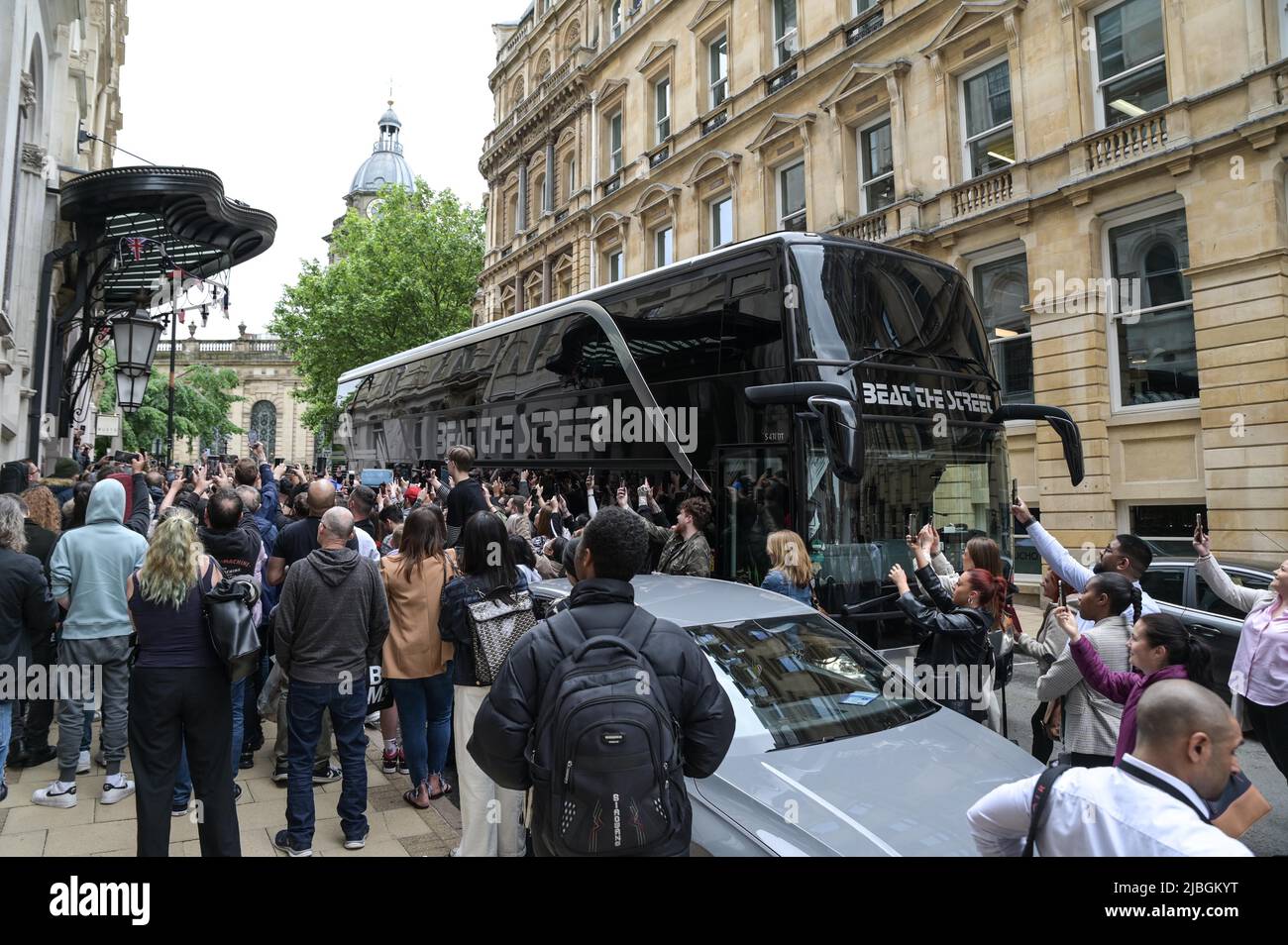 Birmingham, Angleterre, 6 juin 2022. Crowds a fait moquer Johnny Depp et Jeff Beck alors qu'ils continuaient à tourner au Royaume-Uni. La célébrité qui a récemment gagné son procès en diffamation contre Amber Heard, séjournait au Grand Hotel dans le centre-ville de Birmingham et jouait au Birmingham Symphony Hall lundi soir avant de se rendre à York. Crédit : arrêtez Press Media/Alamy Live News Banque D'Images