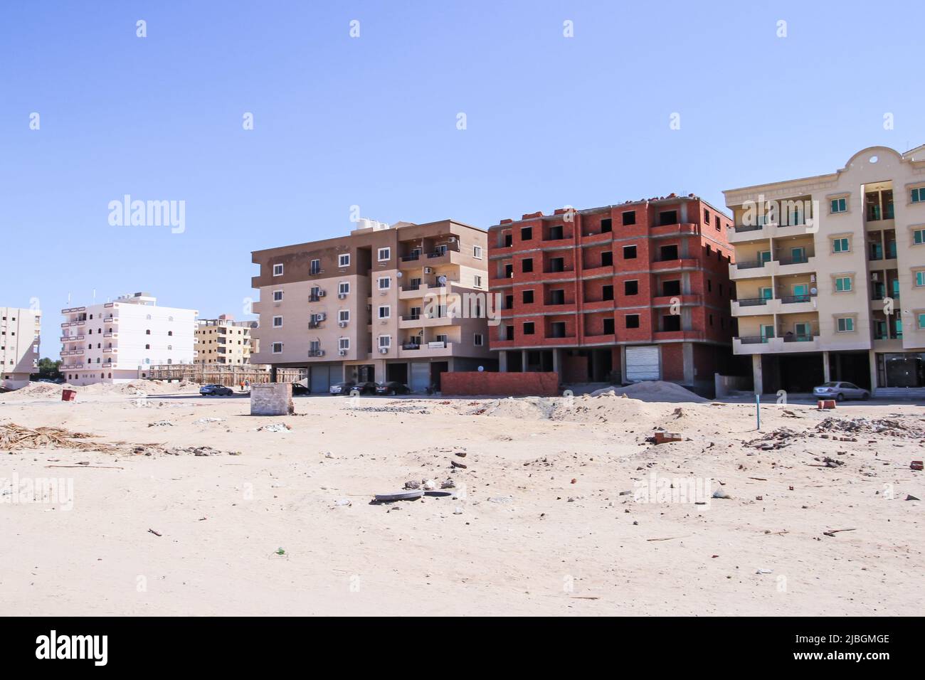 Banlieue de Hurghada, Égypte. Bâtiment, Fence et rue dans le centre-ville sans personne dans la journée ensoleillée. Banque D'Images
