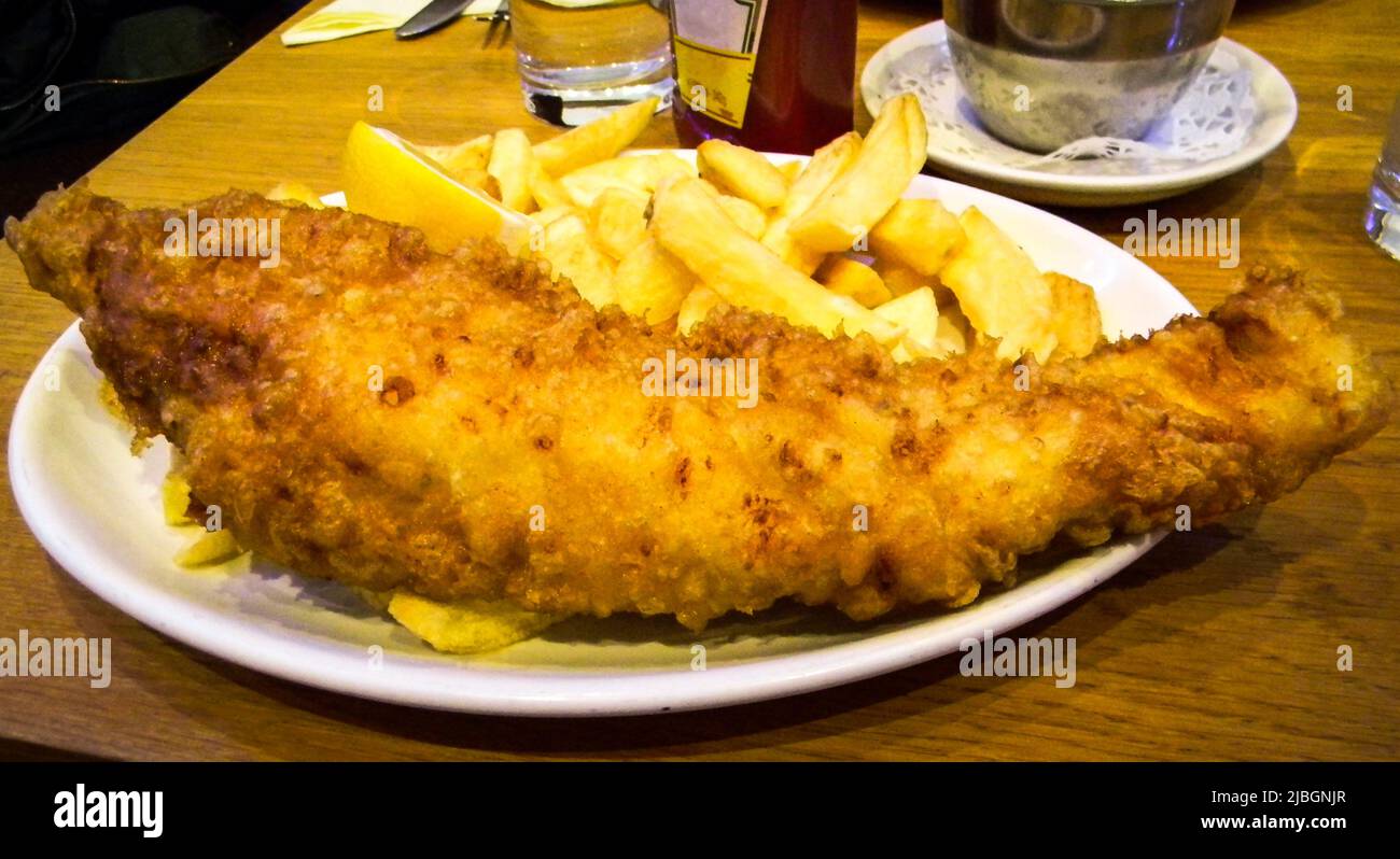 Gros plan du repas traditionnel de Fish and chips sur l'assiette, Londres, Royaume-Uni Banque D'Images