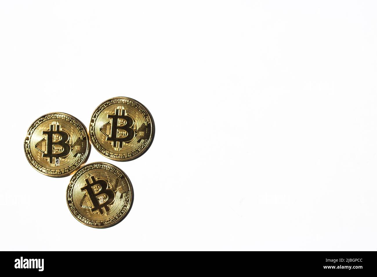 Trois bitcoins avec espace de copie sur fond blanc. Banque D'Images