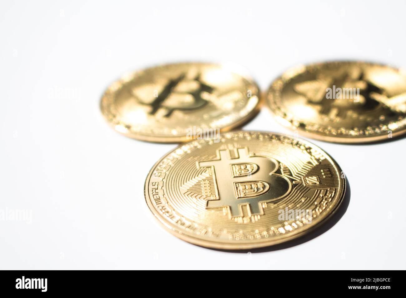 Trois bitcoins sur fond blanc. Banque D'Images