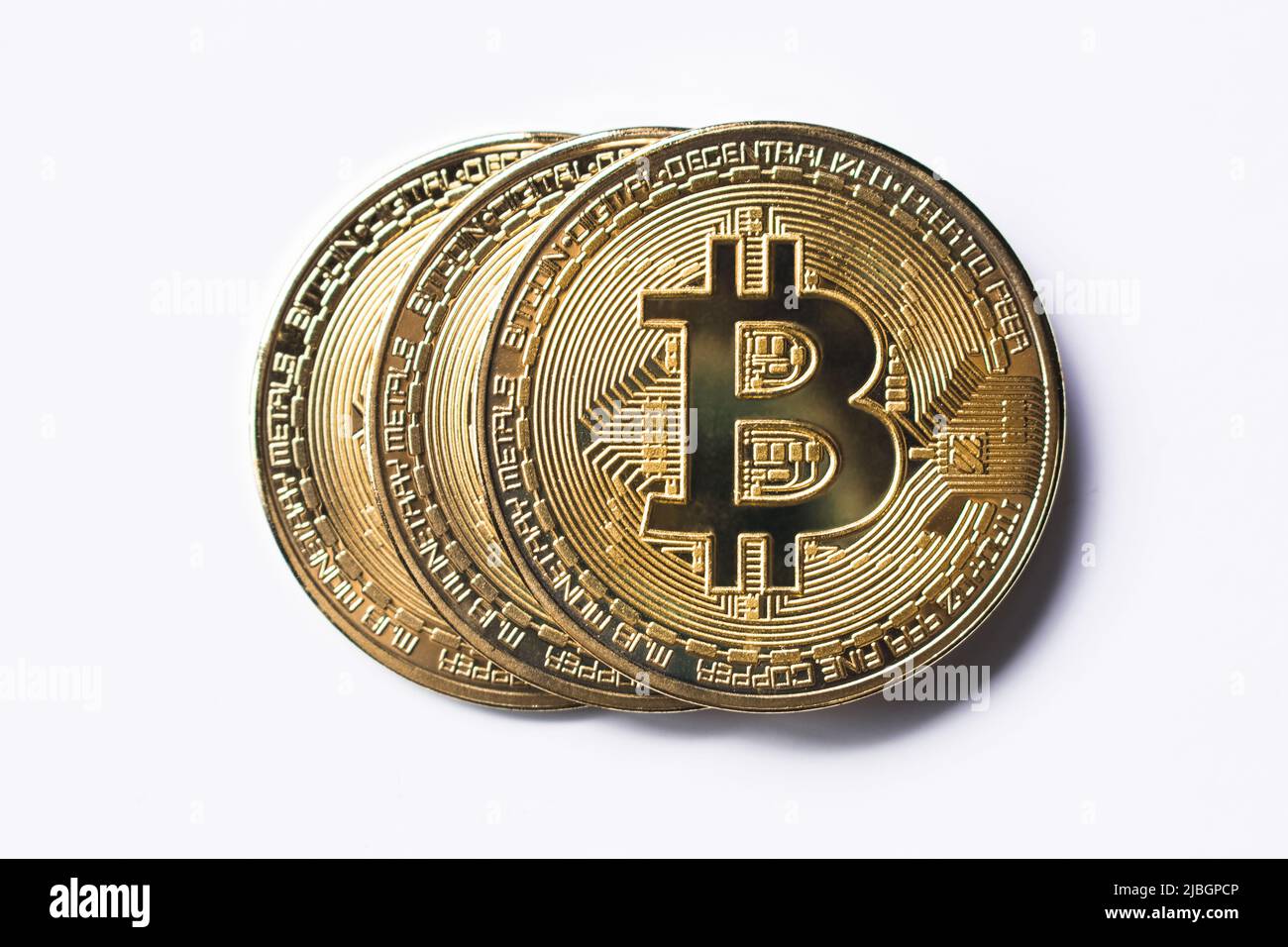 Trois bitcoins sur fond blanc. Banque D'Images