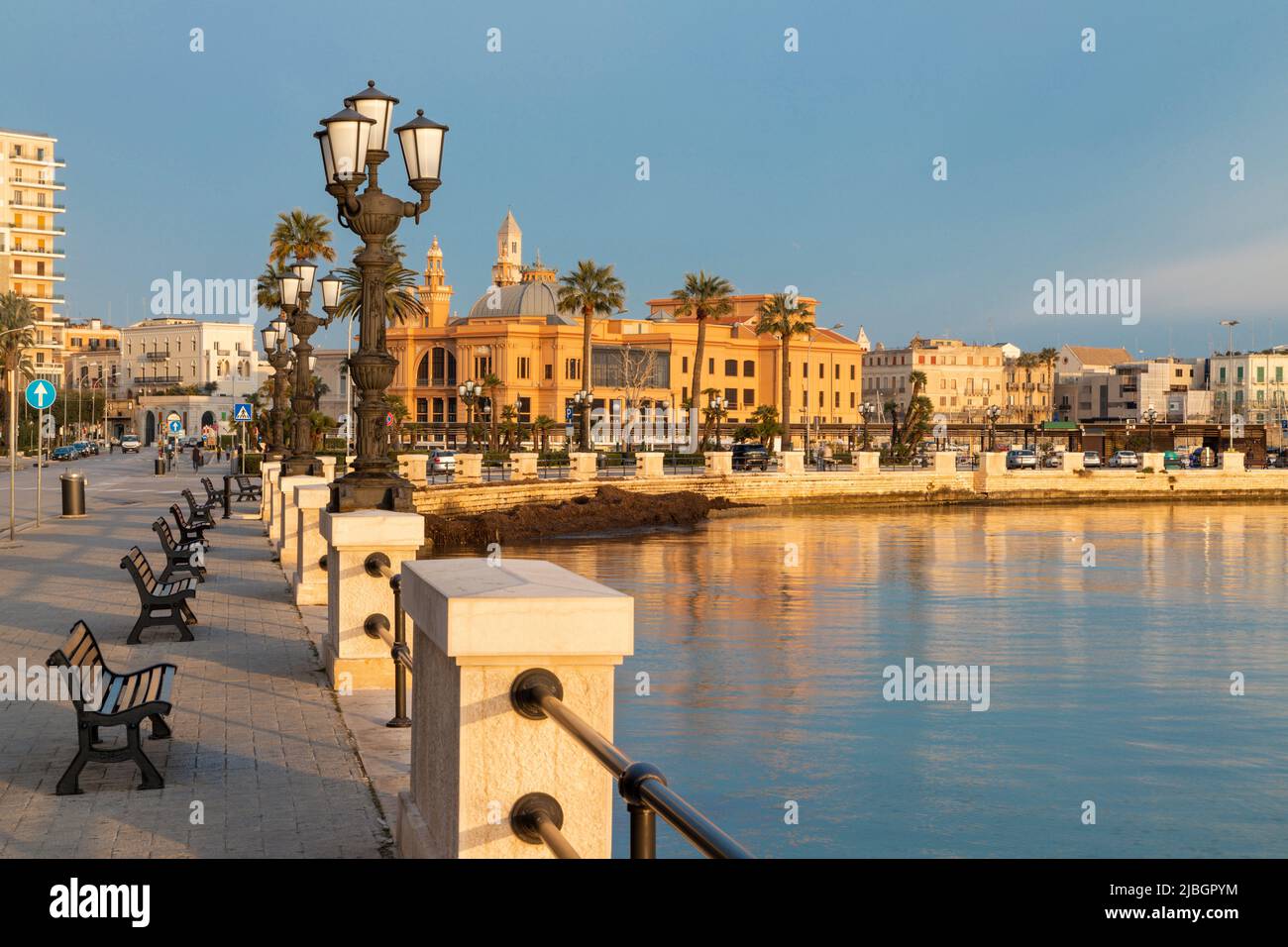 Bari - la promenade avec théâtre dans la lumière du matin. Banque D'Images