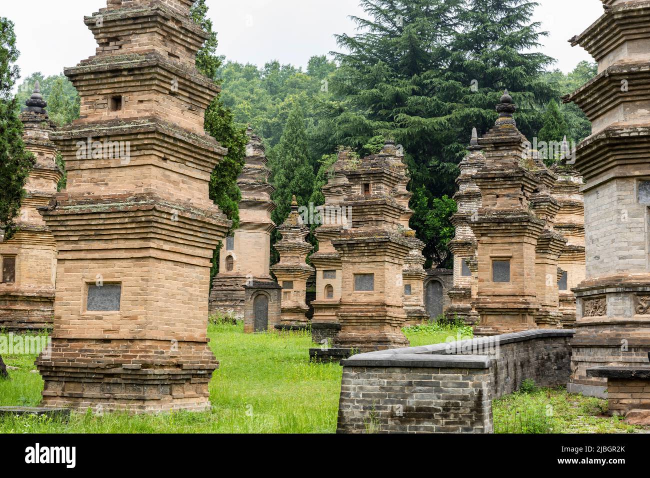 La forêt de pagodes dans le temple de Shaolin est une concentration de plus de 250 pagodes tombeau pour des moines éminents, des abbés, et des moines de rang au temple. Banque D'Images