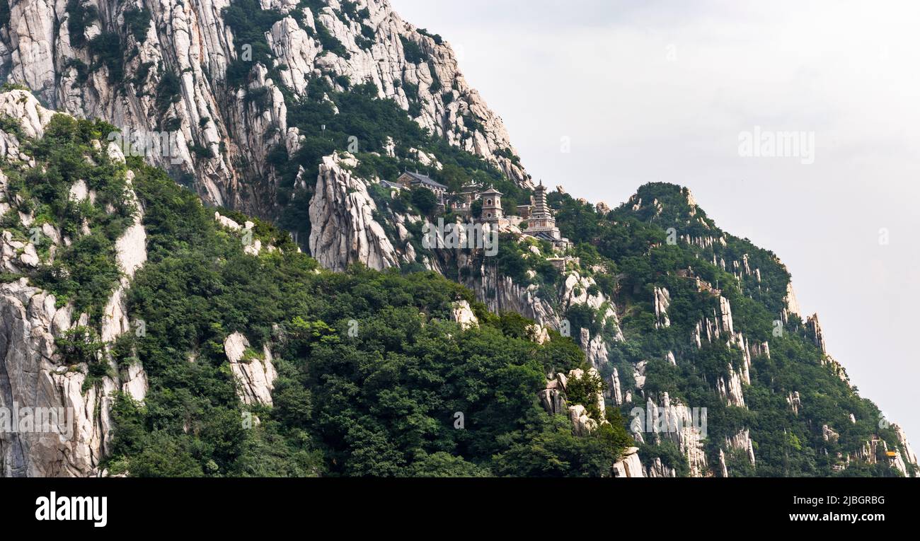 Le mont Song, Song Shan, de Henan est la montagne sacrée du temple de Shaolin qui est au pied de celui-ci. Il a des formations rocheuses uniques. Banque D'Images