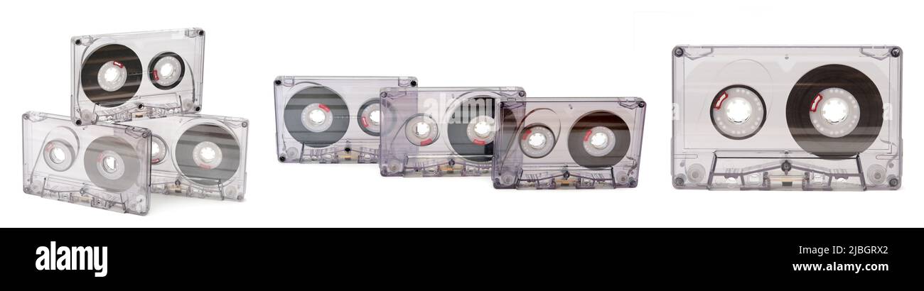 Collection de cassettes audio isolée sur fond blanc. Vue latérale. Banque D'Images