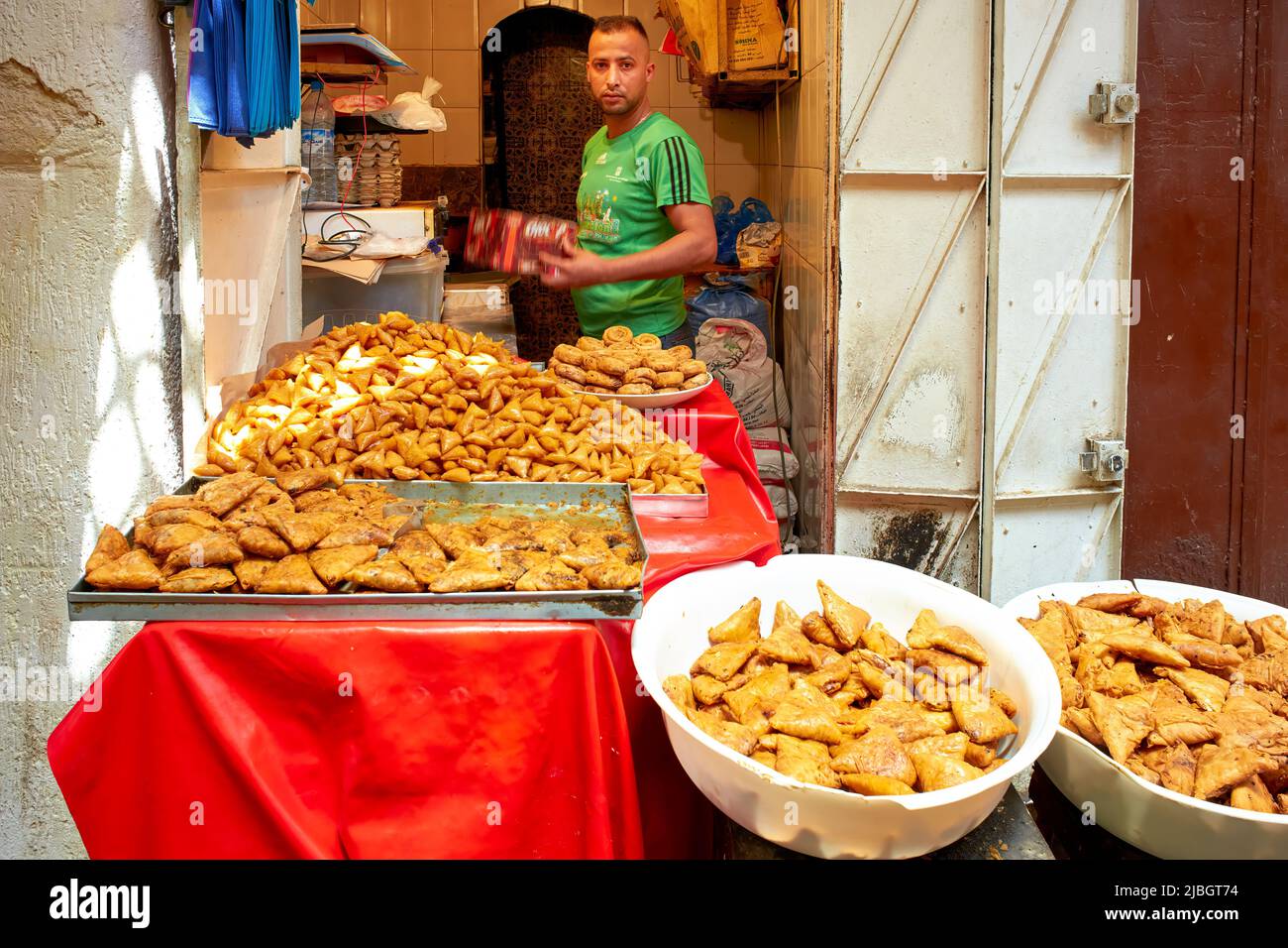 Maroc Fez. Vente de bonbons frits dans la vieille ville Banque D'Images