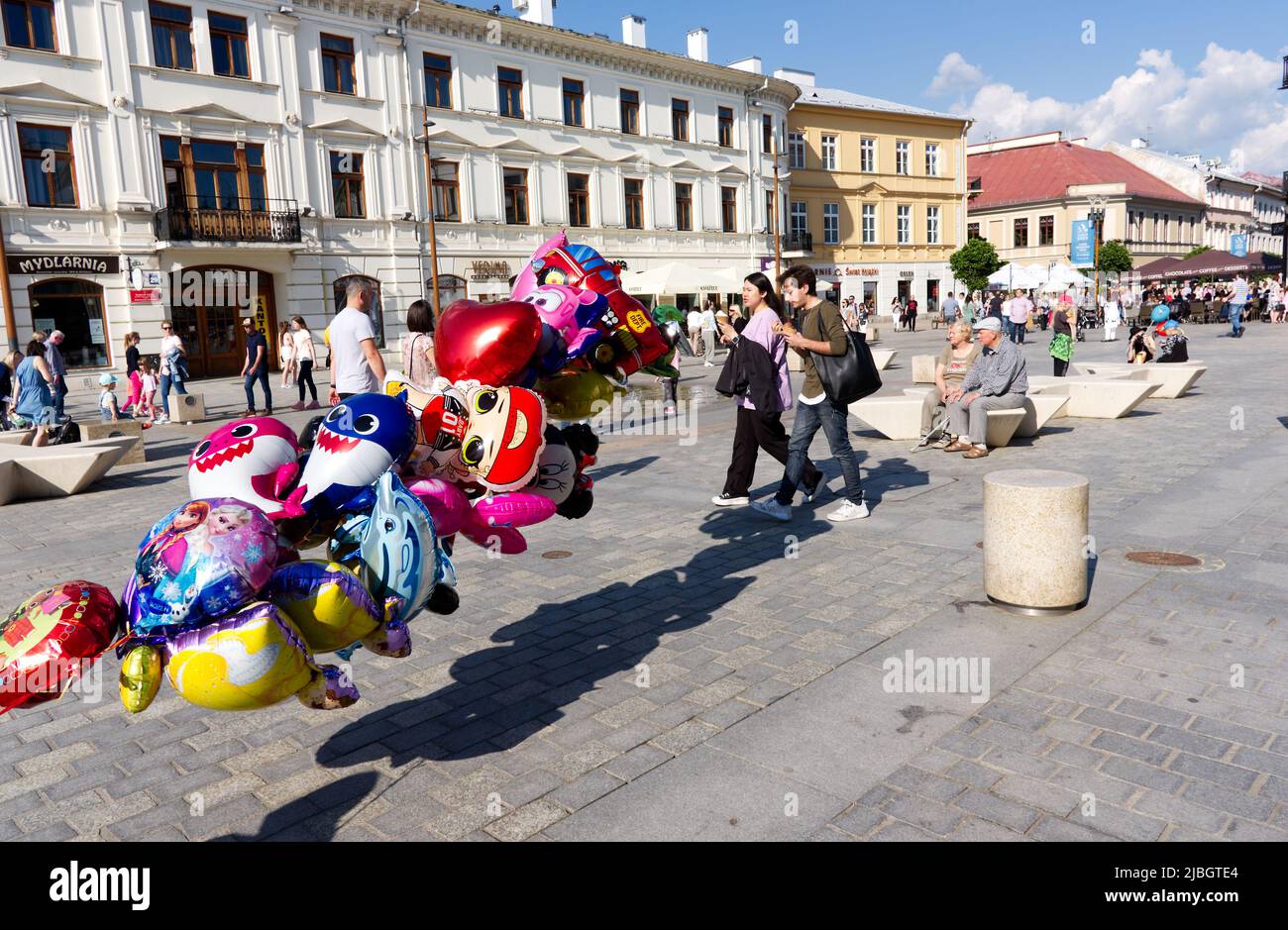 Lublin, Pologne. 05 juin 2022. Les gens apprécient le dimanche après-midi ensoleillé dans le centre-ville - rue Karkowskie Przedmiescie Banque D'Images