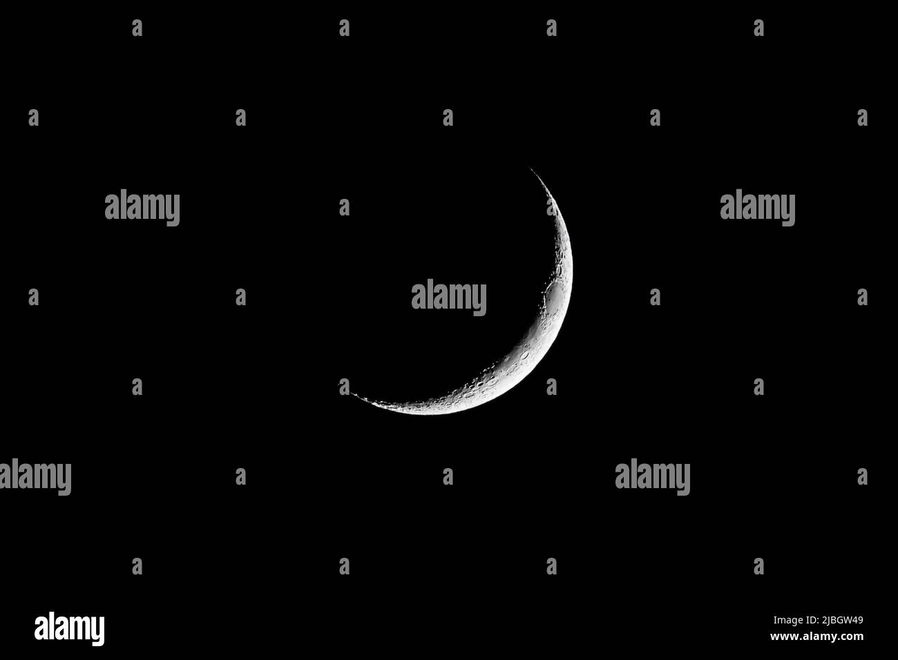 Croissant de lune d'été cirant au-dessus de Rosudgeon, Penzance, Cornwall, Royaume-Uni Banque D'Images