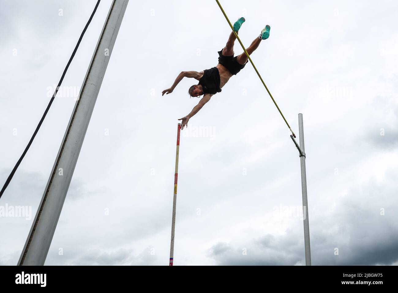 2022-06-06 17:21:48 HENGELO - Pole vaulter Rutger Koppelaar en action dans l'événement de coffre-fort de poteau pendant les Jeux FBK. ANP VINCENT JANNINK pays-bas sortie - belgique sortie Banque D'Images