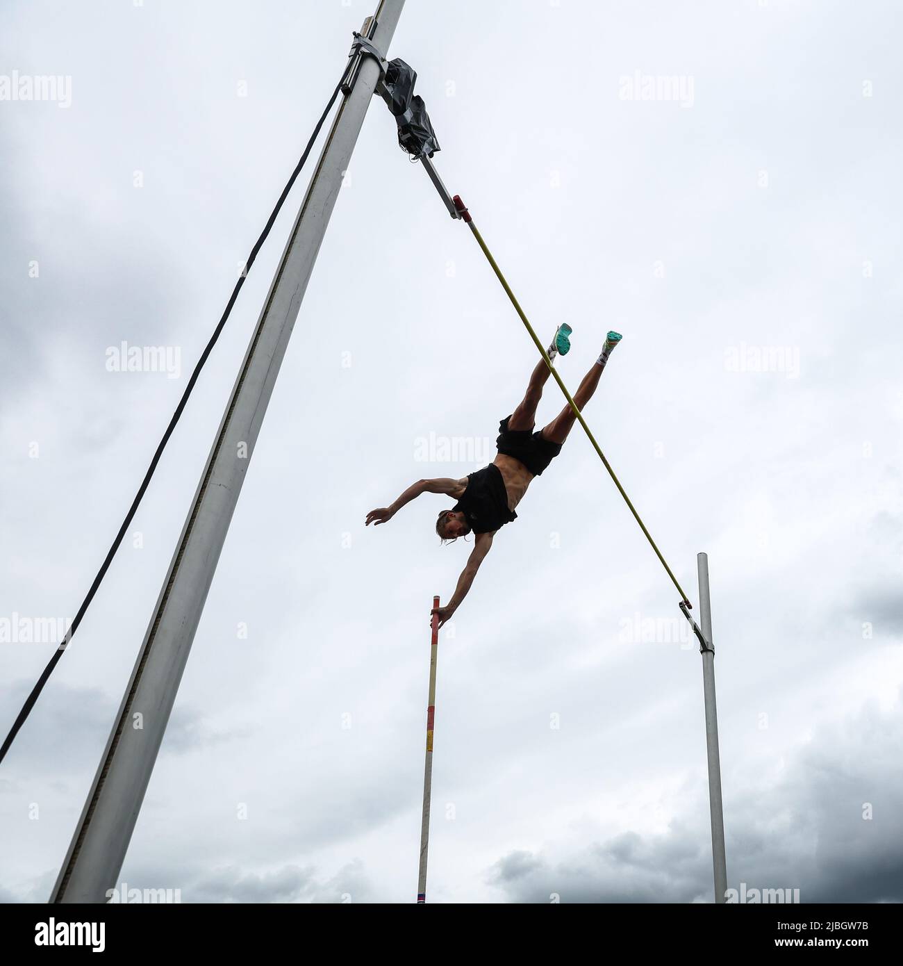 2022-06-06 17:21:48 HENGELO - Pole vaulter Rutger Koppelaar en action dans l'événement de coffre-fort de poteau pendant les Jeux FBK. ANP VINCENT JANNINK pays-bas sortie - belgique sortie Banque D'Images