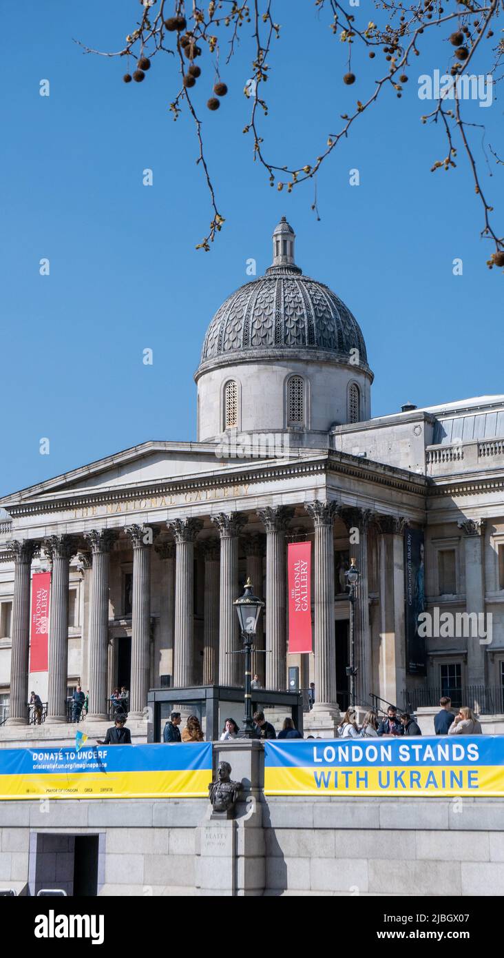 Londres, Angleterre. 26 mars 2022. Tenez-vous avec l'Ukraine à Trafalgar Square, à Londres, en Angleterre. La Russie a envahi l'Ukraine voisine le 24th février 2022 Banque D'Images