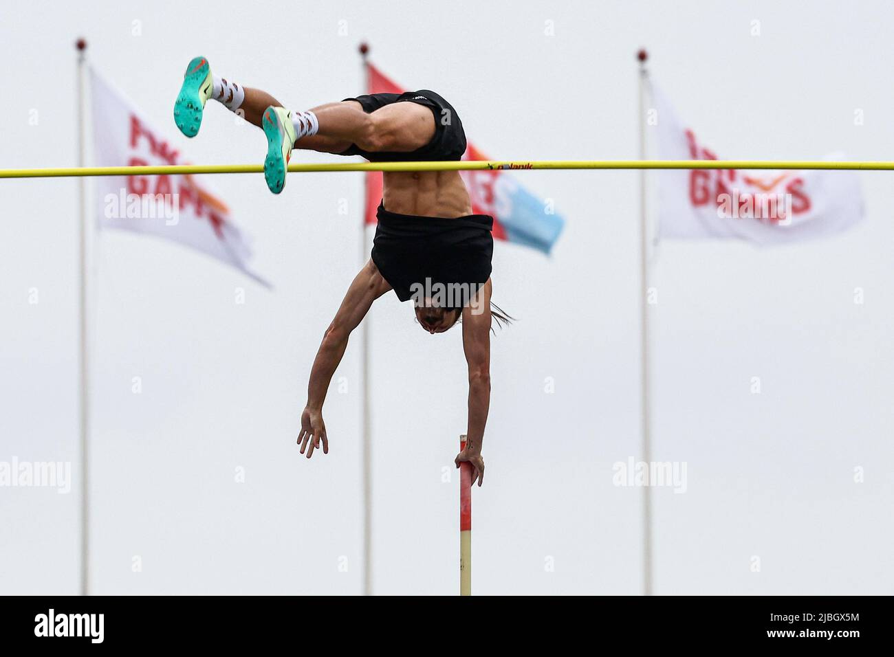 HENGELO - Pole vaulter Rutger Koppelaar en action dans l'événement de coffre-fort de poteau pendant les Jeux FBK. ANP VINCENT JANNINK Banque D'Images