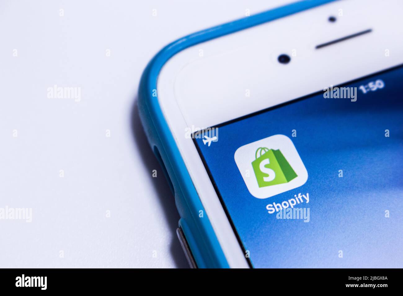 Application Shopify sur un iPhone. Shopify Inc. Est une entreprise multinationale canadienne de commerce électronique (pour les magasins en ligne et les systèmes de point de vente au détail) Banque D'Images