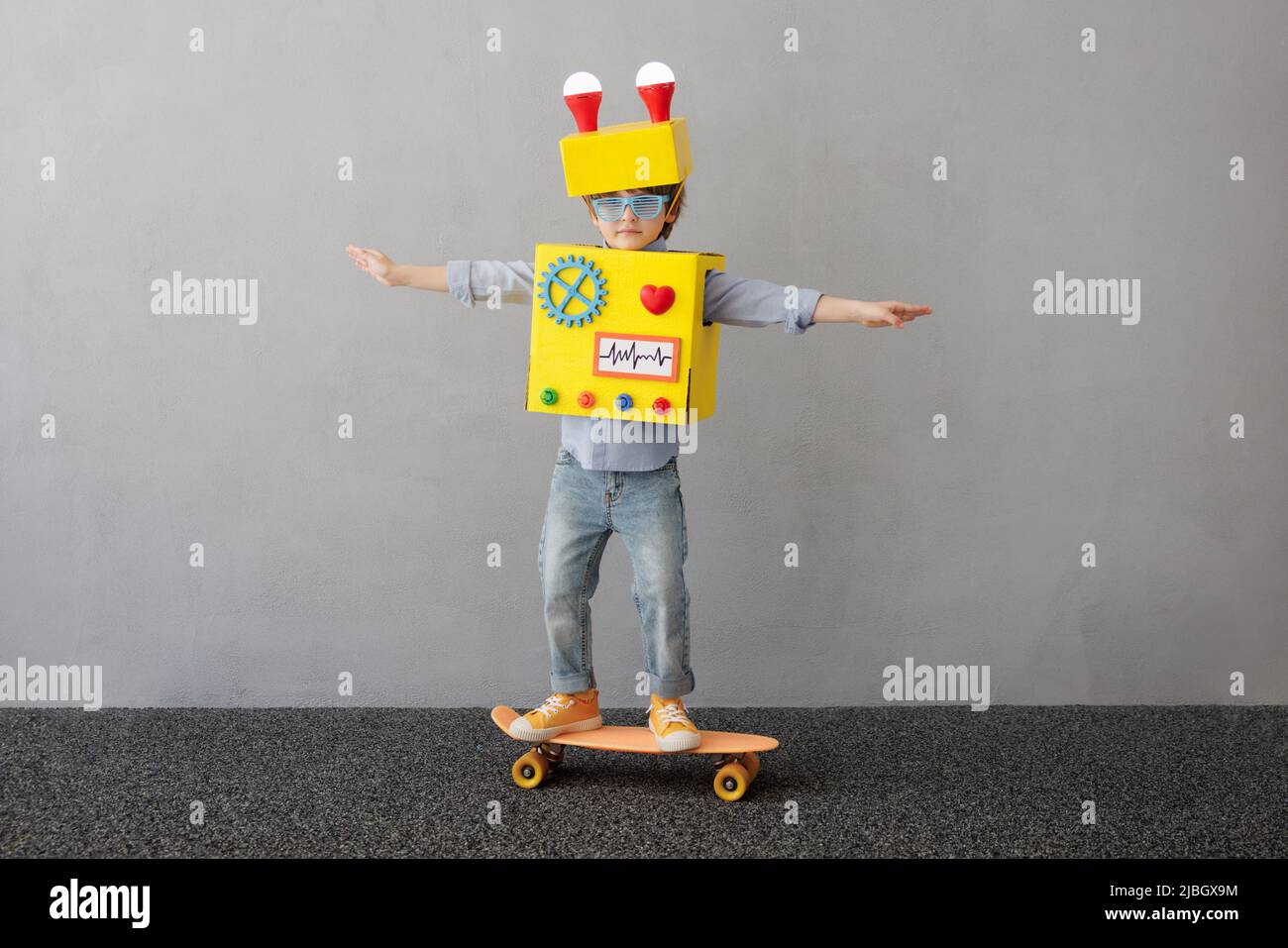 Enfant heureux avec robot. Drôle enfant ont une idée. Concept de technologie de réussite, de création et d'innovation Banque D'Images