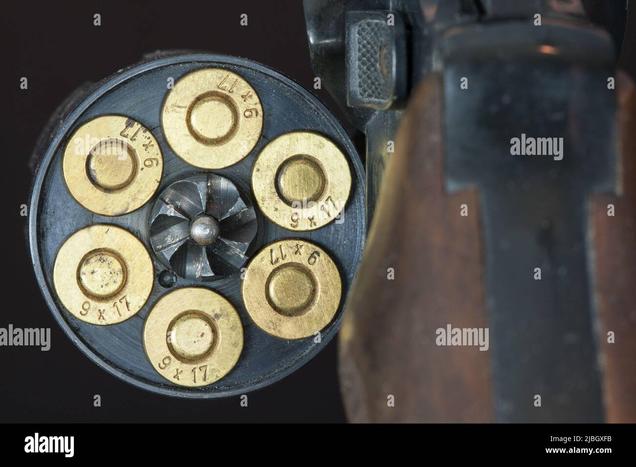 Tambour chargé d'un revolver. Le revolver appartient à la catégorie des pistolets multi-shot et les cartouches sont chargées dans le tambour rotatif. Banque D'Images